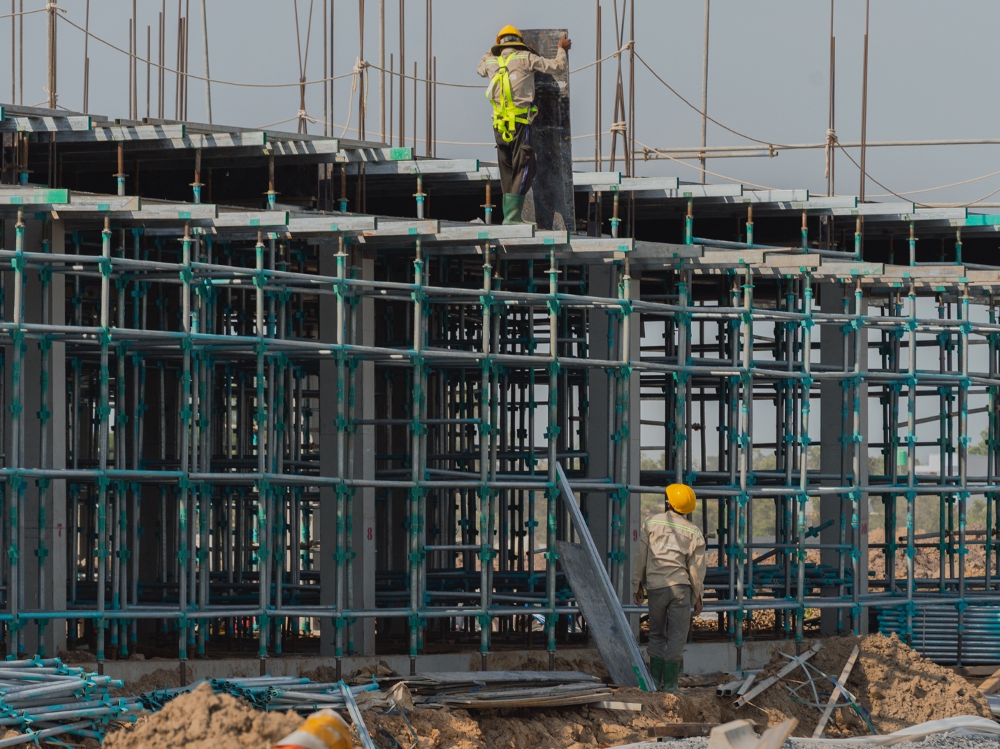 Giá nhân công tăng cao, khan hiếm: Bài toán nóng của nhà thầu xây dựng